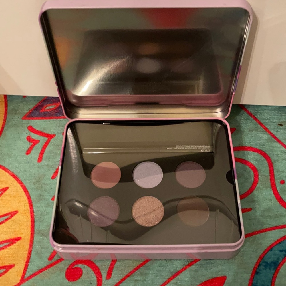 NYX Paradise Fluff Eye Shadow W/Eyeliner